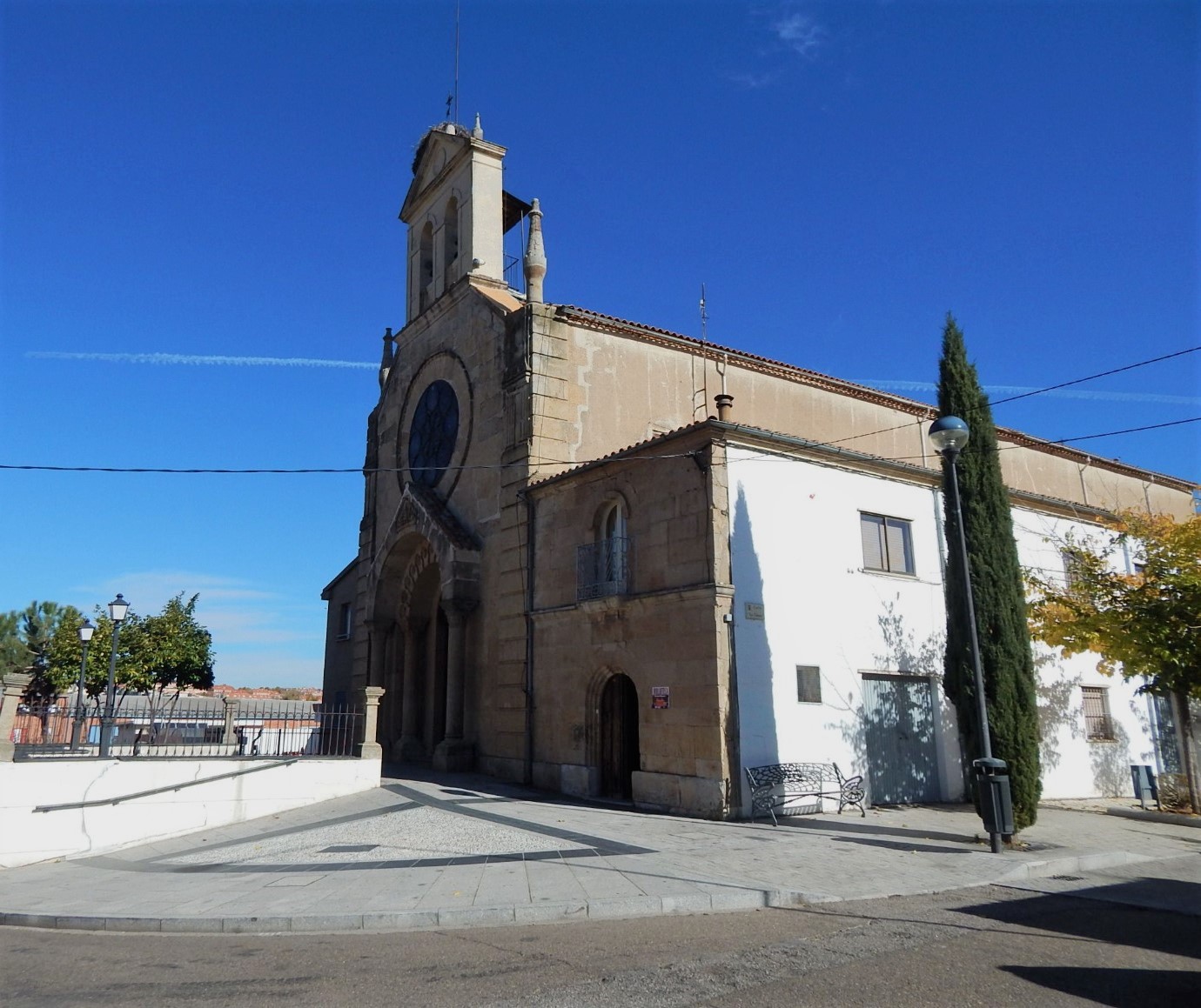 Iglesia de San Pedro Apóstol y Virgen de la Salud (Tejares)